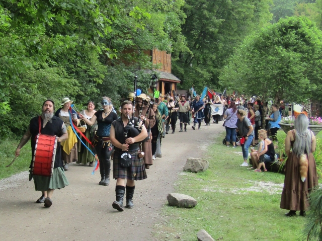 parade211001.jpg