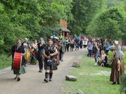 parade211001.jpg