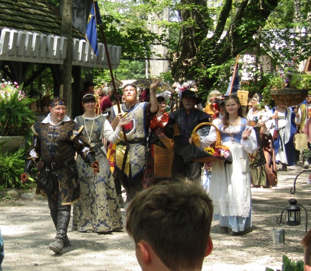 parade190802.jpg