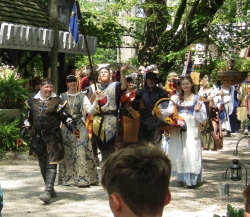 parade190802.jpg